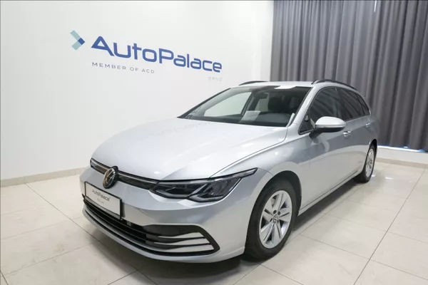 Volkswagen Golf 1,5 eTSI DSG KAMERA VÝHŘEV ČR