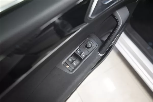 Volkswagen Touran 2,0 TDI MASÁŽ KAMERA VÝHŘEV ČR - foto 17