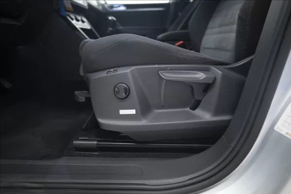 Volkswagen Touran 2,0 TDI MASÁŽ KAMERA VÝHŘEV ČR - foto 20