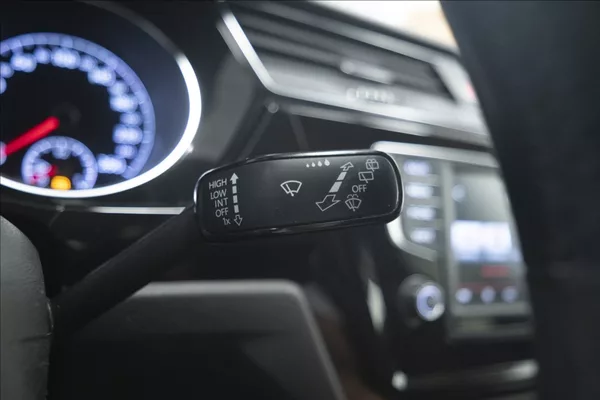 Volkswagen Touran 2,0 TDI MASÁŽ KAMERA VÝHŘEV ČR - foto 25