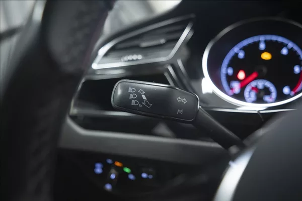 Volkswagen Touran 2,0 TDI MASÁŽ KAMERA VÝHŘEV ČR - foto 26