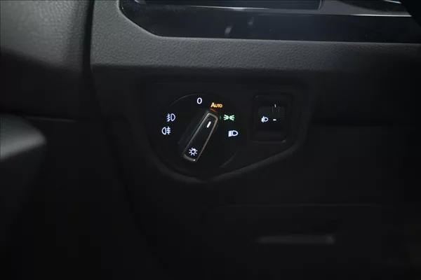 Volkswagen Touran 2,0 TDI MASÁŽ KAMERA VÝHŘEV ČR - foto 27
