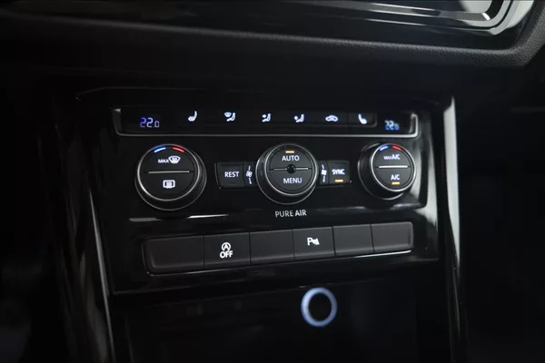 Volkswagen Touran 2,0 TDI MASÁŽ KAMERA VÝHŘEV ČR - foto 28