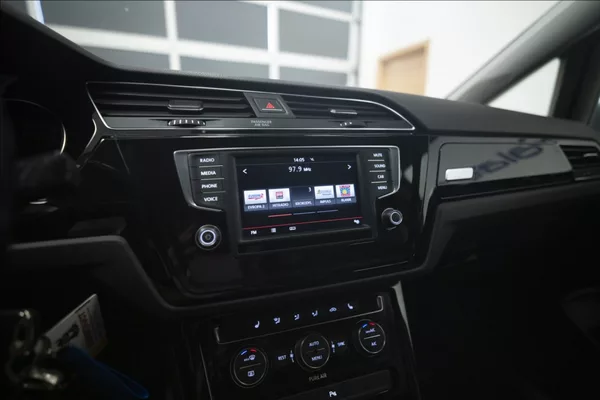 Volkswagen Touran 2,0 TDI MASÁŽ KAMERA VÝHŘEV ČR - foto 31