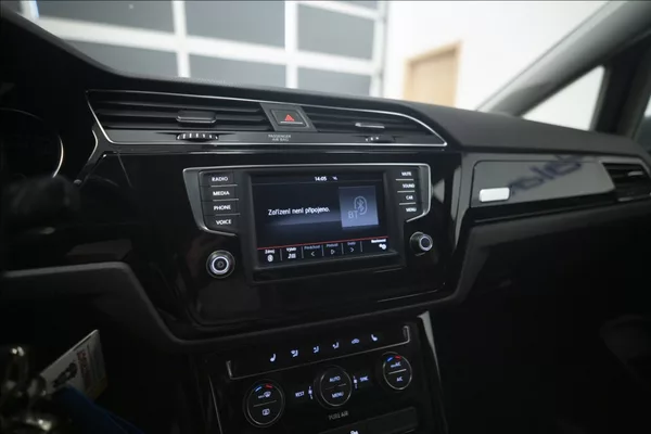 Volkswagen Touran 2,0 TDI MASÁŽ KAMERA VÝHŘEV ČR - foto 32