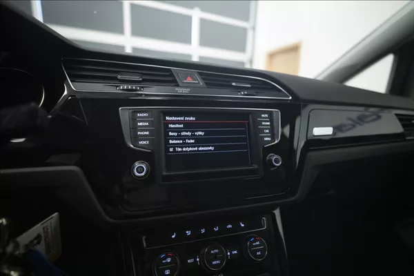 Volkswagen Touran 2,0 TDI MASÁŽ KAMERA VÝHŘEV ČR - foto 33
