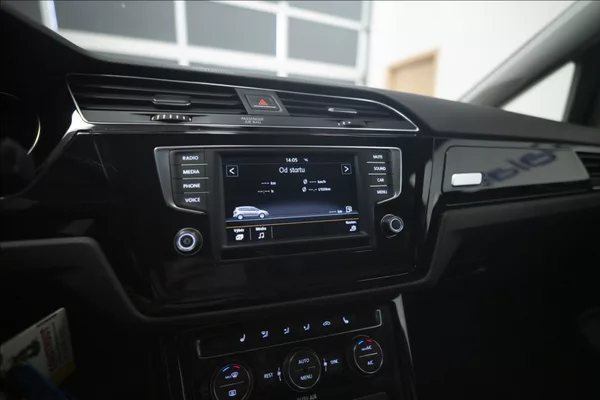 Volkswagen Touran 2,0 TDI MASÁŽ KAMERA VÝHŘEV ČR - foto 34