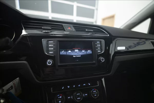 Volkswagen Touran 2,0 TDI MASÁŽ KAMERA VÝHŘEV ČR - foto 35