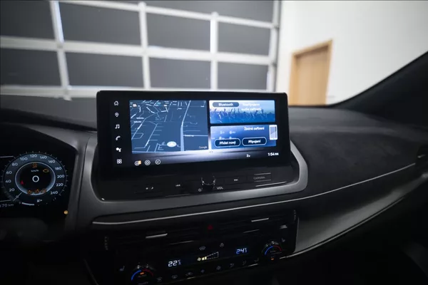 Nissan Qashqai 1,3 DIG-T MHEV AT NAVI PANO ČR - foto 37