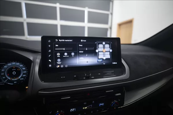 Nissan Qashqai 1,3 DIG-T MHEV AT NAVI PANO ČR - foto 42