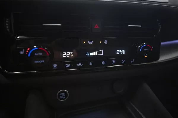 Nissan Qashqai 1,3 DIG-T MHEV AT NAVI PANO ČR - foto 44