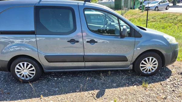 Peugeot Partner 1.6Hdi 3místa - foto 24