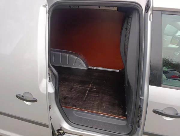Volkswagen Caddy 1.6 TDi klima tažné 75kw - foto 20