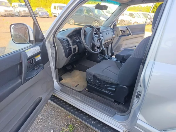 Mitsubishi Pajero 3.2 DID GLX A/T - foto 12