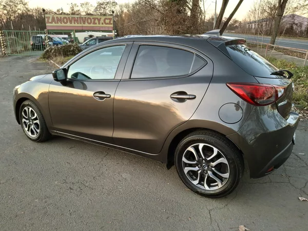 Mazda 2 1.5 benzin 66 kw max. výbava - foto 10