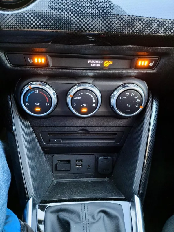 Mazda 2 1.5 benzin 66 kw max. výbava - foto 33