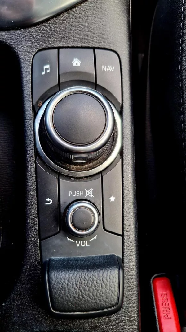 Mazda 2 1.5 benzin 66 kw max. výbava - foto 34
