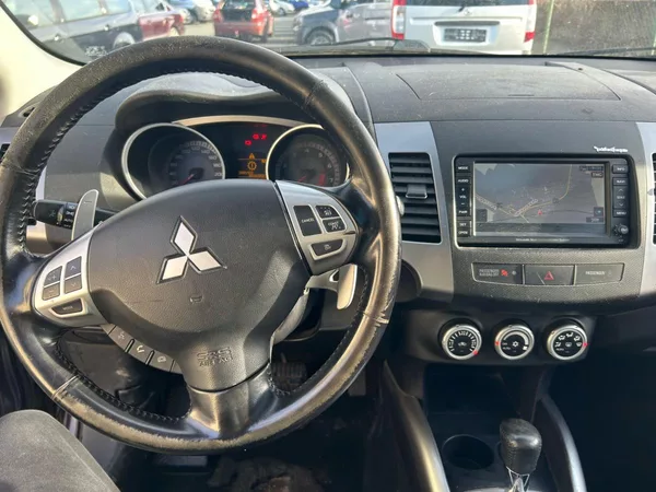 Mitsubishi Outlander 2.4 4x4 7 míst max. výbava - foto 11
