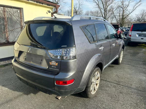 Mitsubishi Outlander 2.4 4x4 7 míst max. výbava - foto 6
