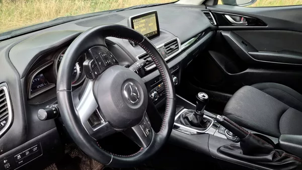 Mazda 3 1.5 benzin - foto 11