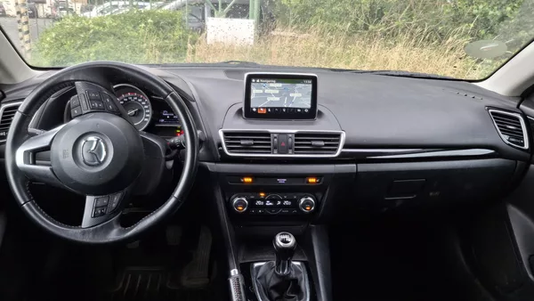 Mazda 3 1.5 benzin - foto 12