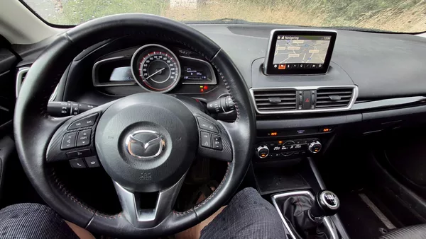 Mazda 3 1.5 benzin - foto 14