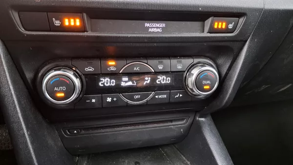 Mazda 3 1.5 benzin - foto 18