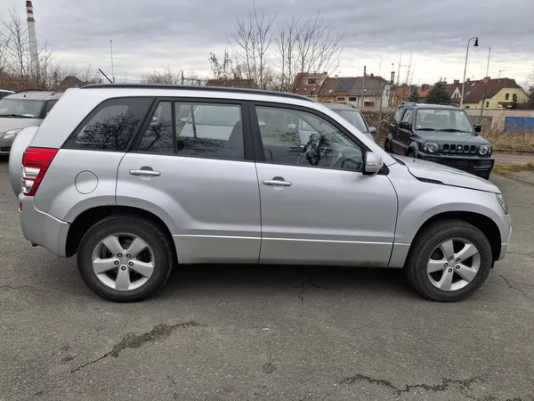 Suzuki Grand Vitara 2.0 benzin 103 kw 4x4 - foto 6