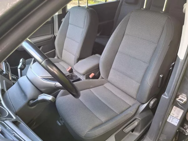 Volkswagen Touran 1.4 TSI KOMFORT 7 míst - foto 37