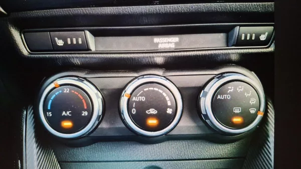 Mazda 2 1.5 66kw facelit max.výbava - foto 24