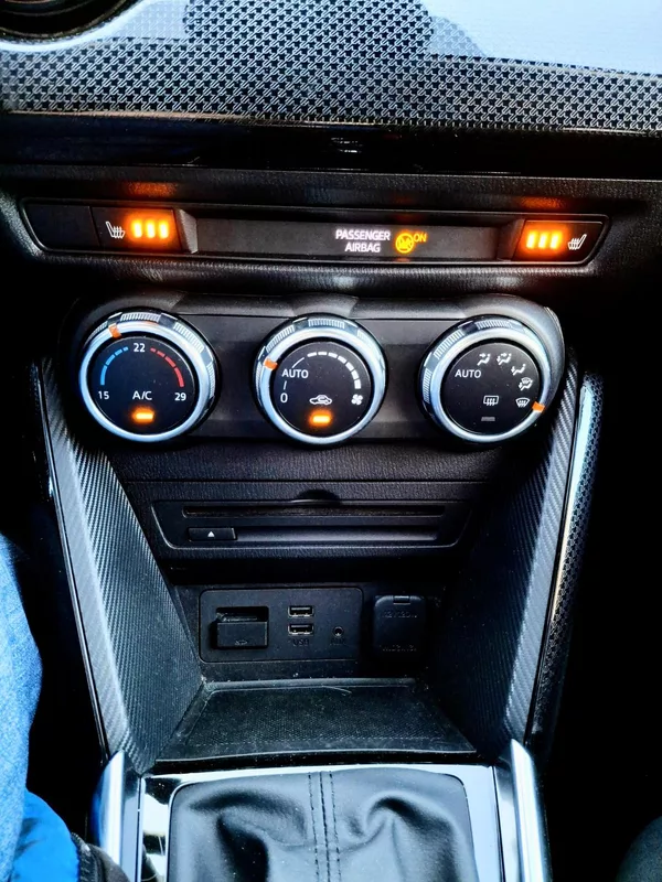 Mazda 2 1.5 66kw facelit max.výbava - foto 25