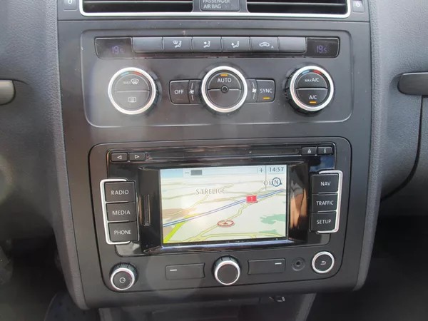 Volkswagen Touran TDi*77kW*159TKM*NAVI*L+Z PNEU - foto 16