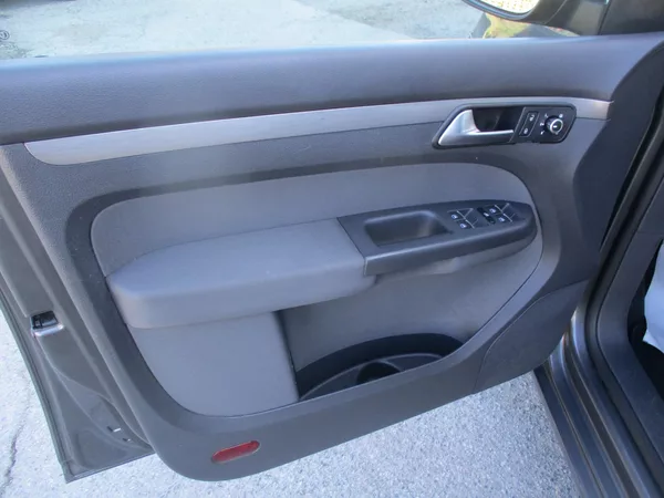 Volkswagen Touran 1,6 TDi CL BlueMotion*TAŽ.ZAŘ. - foto 12