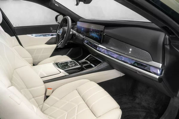 BMW 60 M-Sport Individual Theatre - foto 12