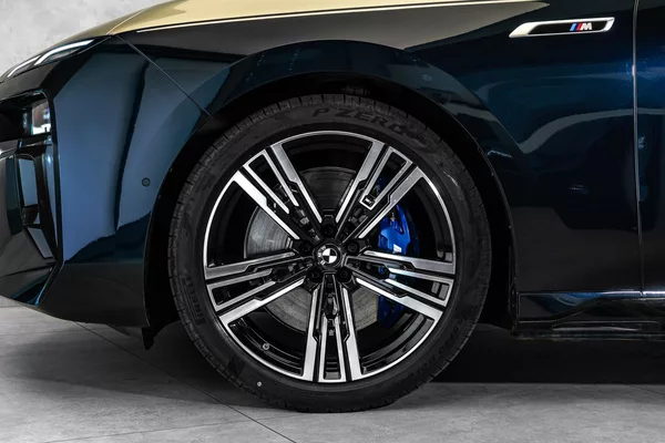 BMW 60 M-Sport Individual Theatre - foto 2