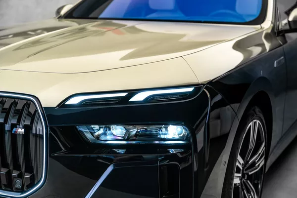 BMW 60 M-Sport Individual Theatre - foto 9