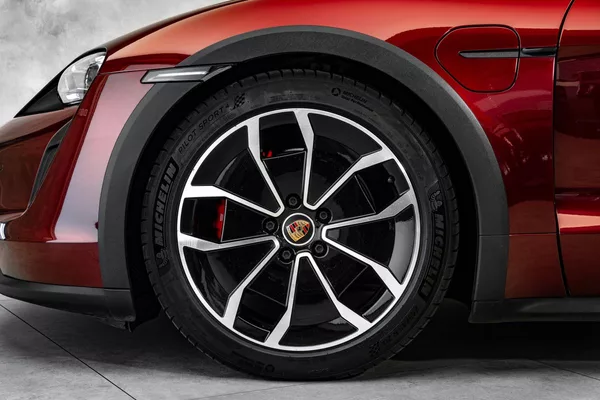 Porsche Taycan 4S Cross Turismo, cherry red - foto 9
