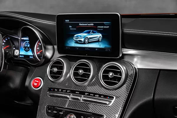 Mercedes-Benz Třídy C head-up, 360 kamera, Burmester - foto 24