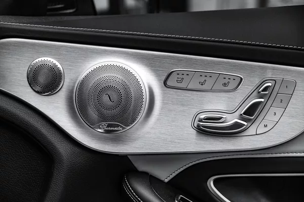 Mercedes-Benz Třídy C head-up, 360 kamera, Burmester - foto 28