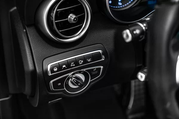 Mercedes-Benz Třídy C head-up, 360 kamera, Burmester - foto 29