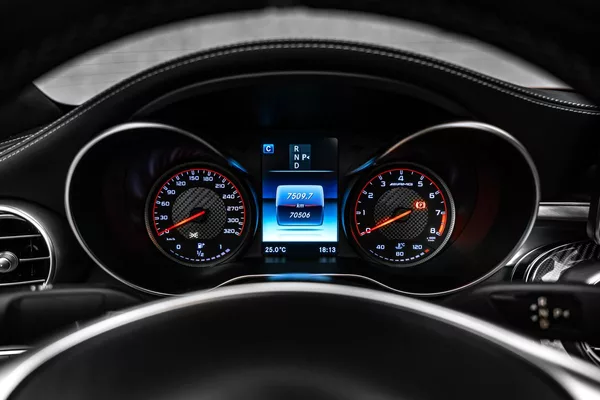 Mercedes-Benz Třídy C head-up, 360 kamera, Burmester - foto 30
