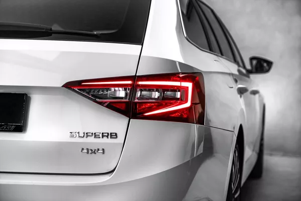 Škoda Superb Combi 2,0TSI L&K 4x4 DSG - foto 10