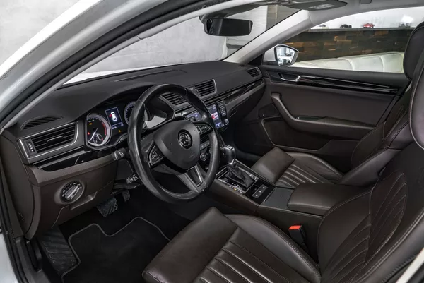 Škoda Superb Combi 2,0TSI L&K 4x4 DSG - foto 11