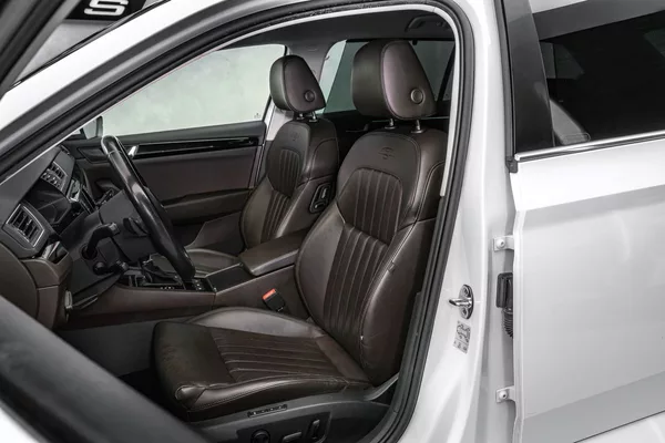 Škoda Superb Combi 2,0TSI L&K 4x4 DSG - foto 13
