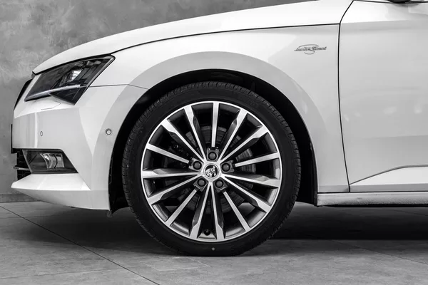 Škoda Superb Combi 2,0TSI L&K 4x4 DSG - foto 2