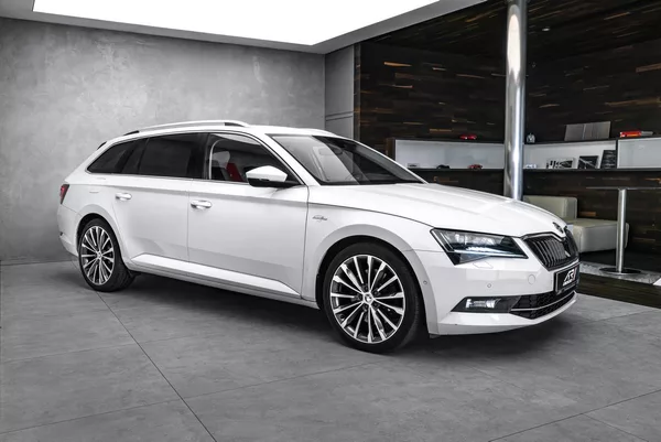 Škoda Superb Combi 2,0TSI L&K 4x4 DSG - foto 4
