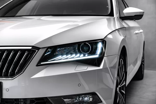 Škoda Superb Combi 2,0TSI L&K 4x4 DSG - foto 8