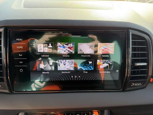 Škoda Karoq 2,0 TSi/140kW 4x4 DSG Sportlin - foto 24