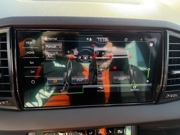 Škoda Karoq 2,0 TSi/140kW 4x4 DSG Sportlin - foto 26