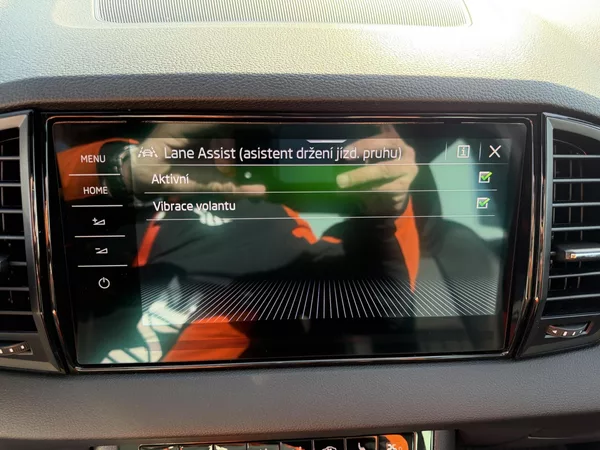 Škoda Karoq 2,0 TSi/140kW 4x4 DSG Sportlin - foto 32